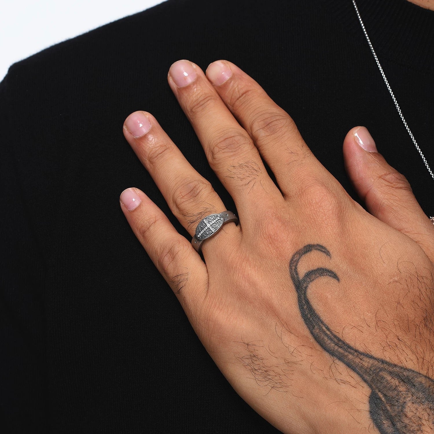 GOTH BELT – Bague Ceinture Croix en Moissanite VVS1 et Platine Vieilli