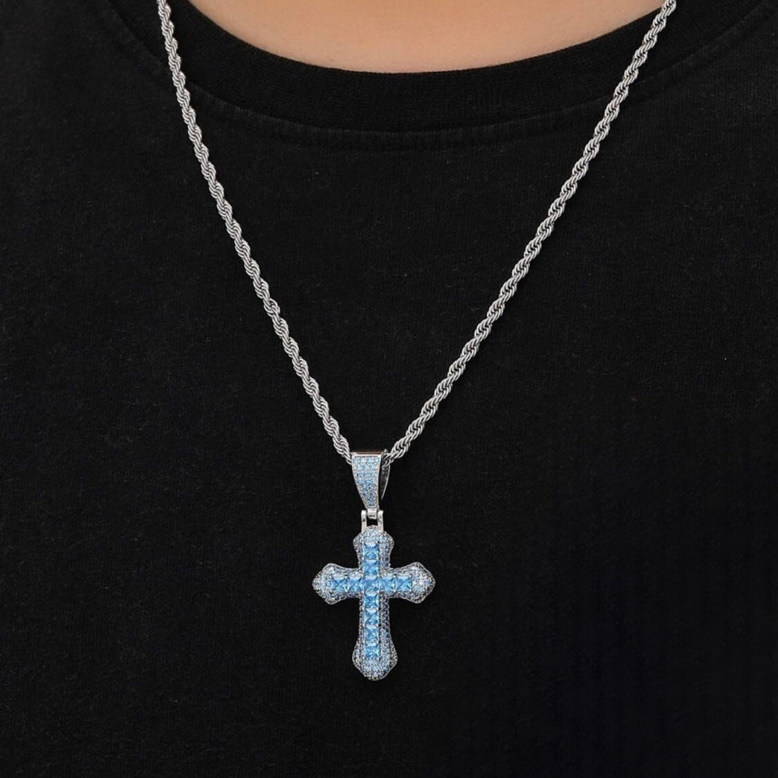 LYXA BLEU - Chaîne Torsadée en Acier Inoxydable avec Pendentif en Croix Sertie - Or blanc - Maison Brillance