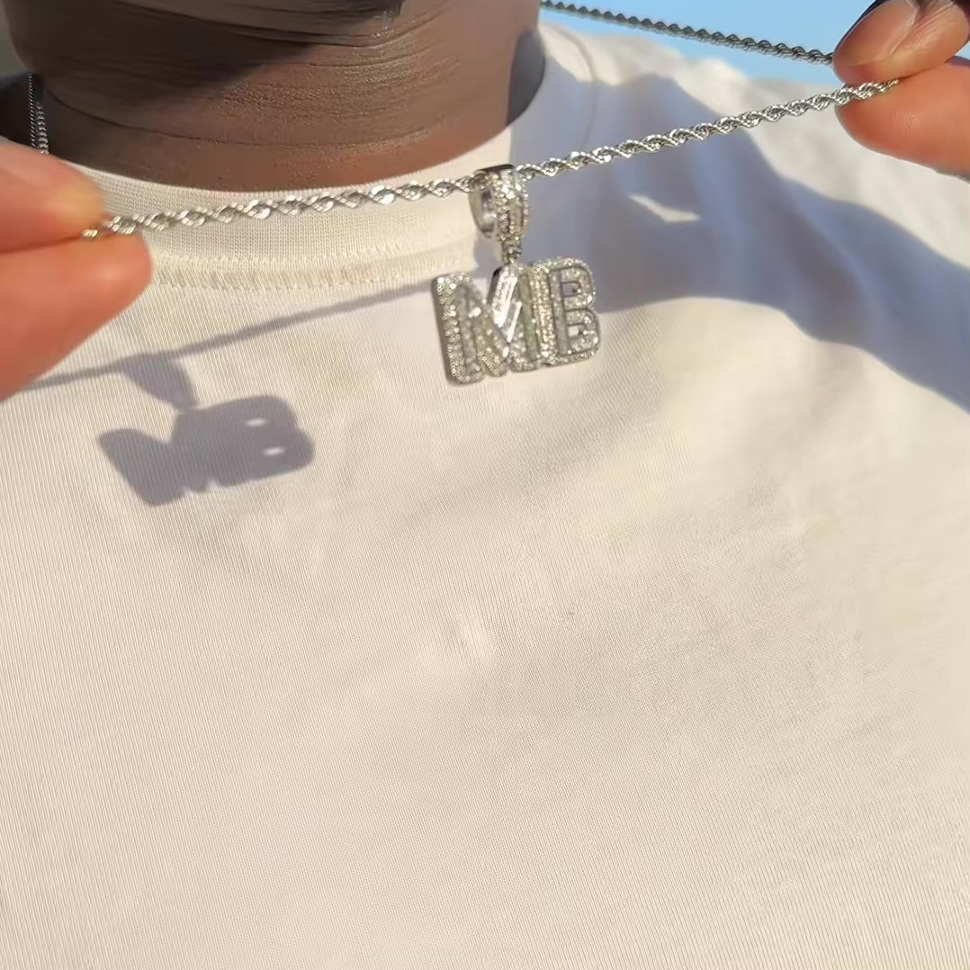 Charger la vidéo: RIVARO - Chaîne Torsadée avec Pendentif Lettre Personnalisable Coupe Baguette - Or