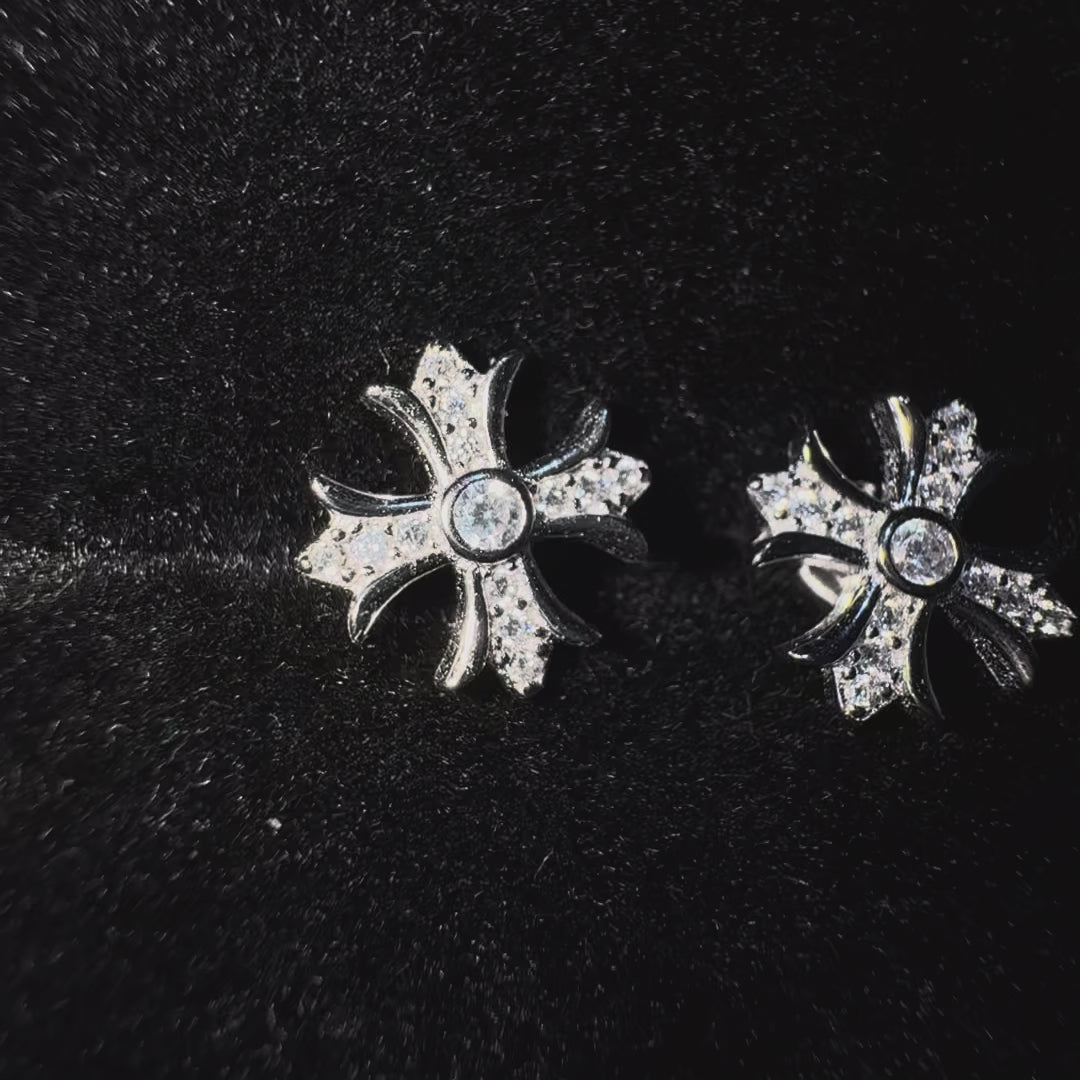 Charger la vidéo: LYS GOTH – Boucles d’oreilles Croix 10 mm en Argent 925