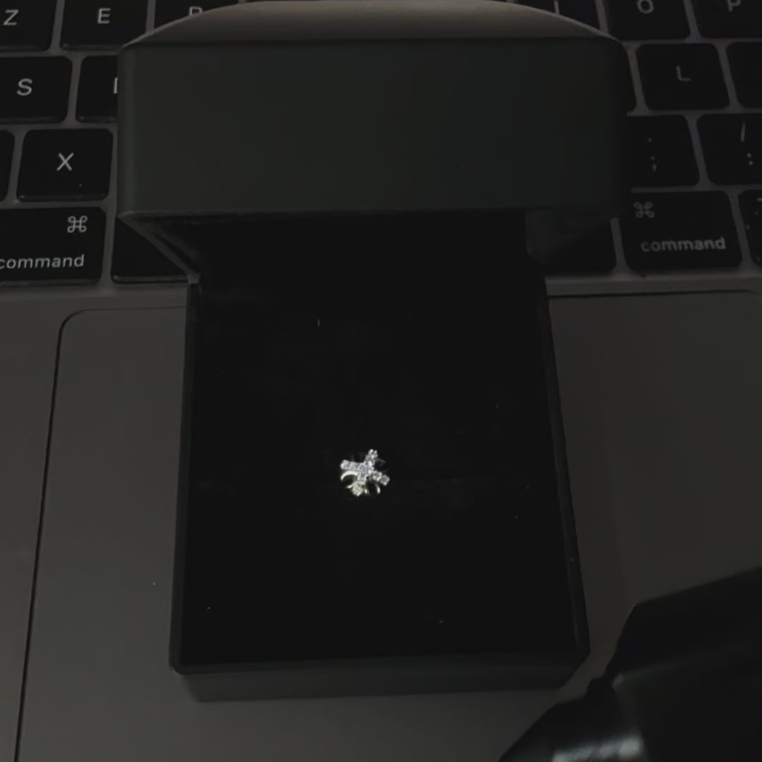 Load video: NOCTIS CROSS – Boucles d’oreilles Croix 9 mm en Moissanite VVS1 et Argent 925 Vieilli