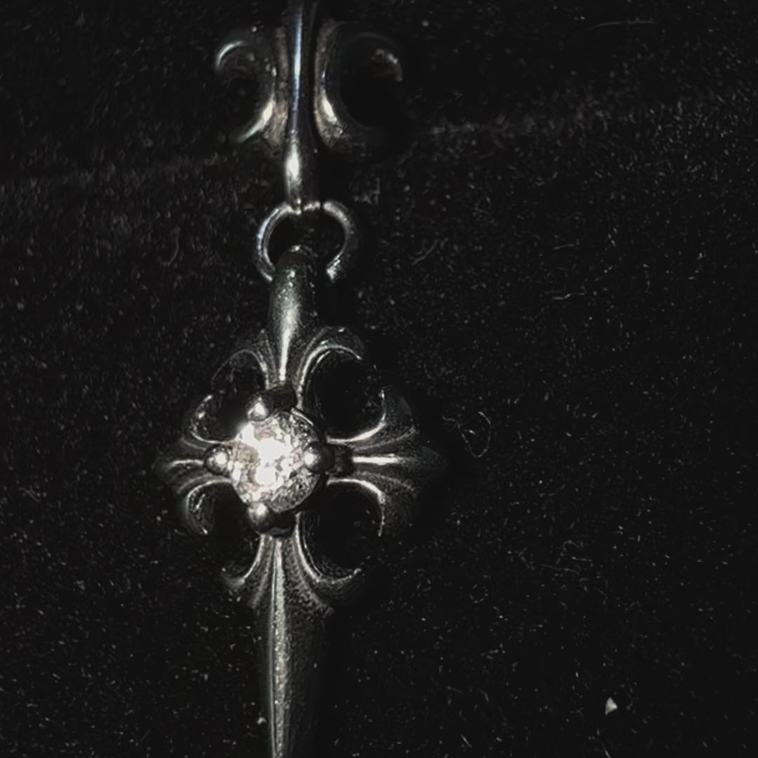 Charger la vidéo: ABYSS CROWN – Boucles d’oreilles Pendantes 15 mm en Argent Vieilli