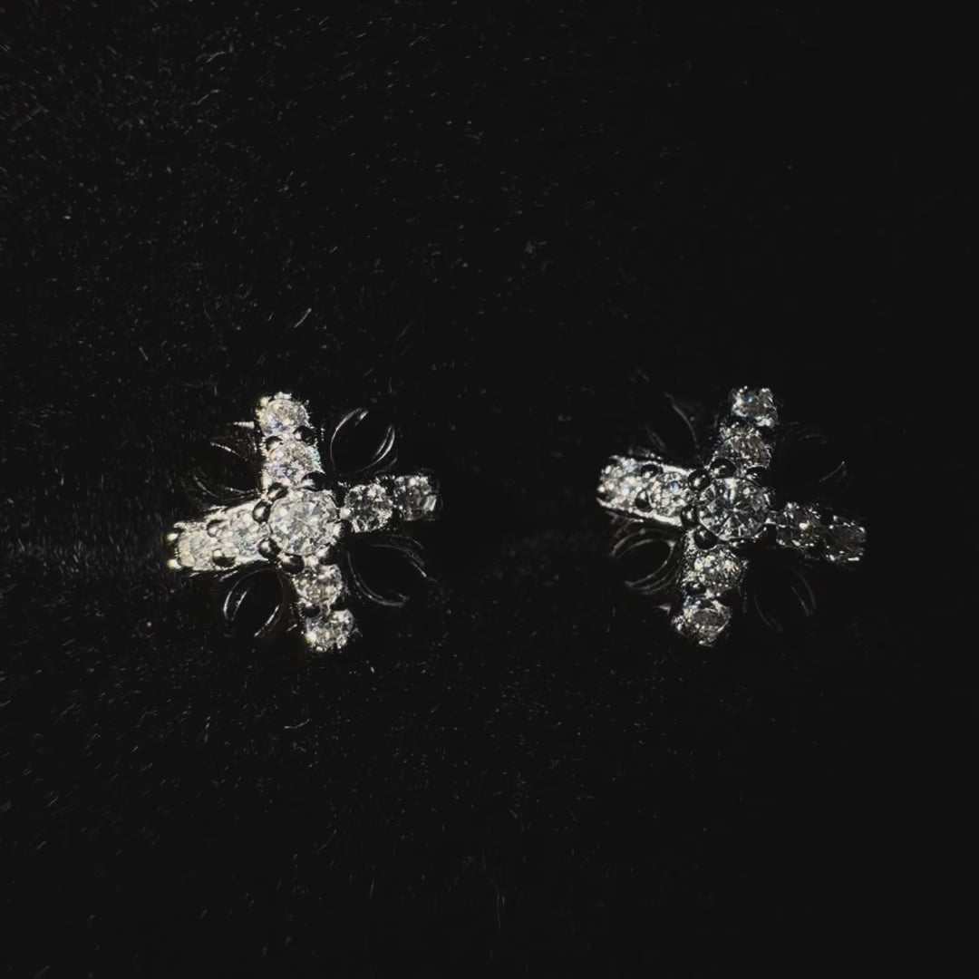 Load video: NOCTIS CROSS – Boucles d’oreilles Croix 9 mm en Moissanite VVS1 et Argent 925 Vieilli