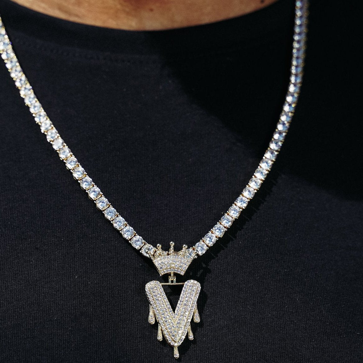 ROYAL - Pendentif Lettre avec Couronne - Or - Maison Brillance