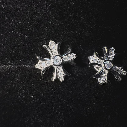 LYS GOTH – Boucles d’oreilles Croix 10 mm en Argent 925