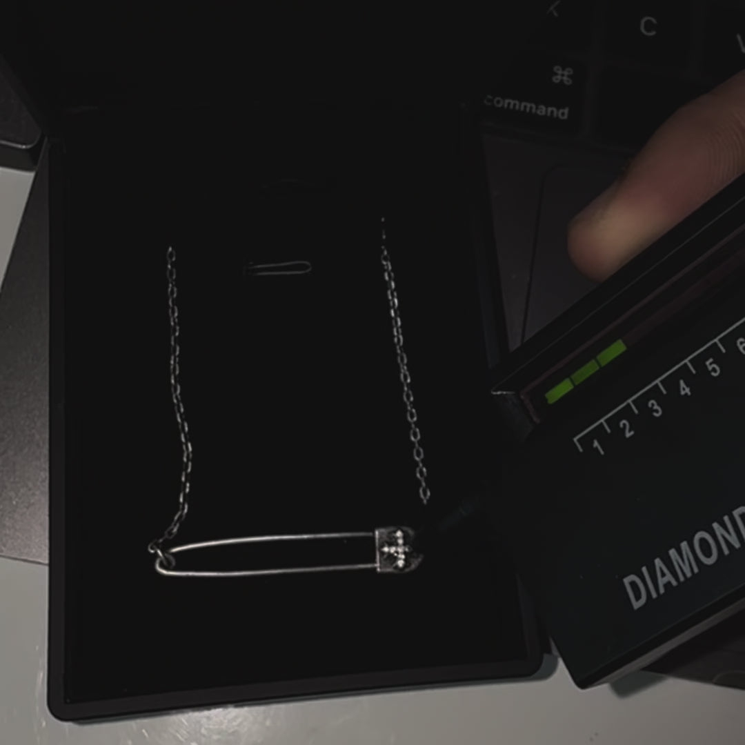 Charger la vidéo: LUX OBSCURA – Collier Épingle en Moissanite VVS1 et Platine Vieilli