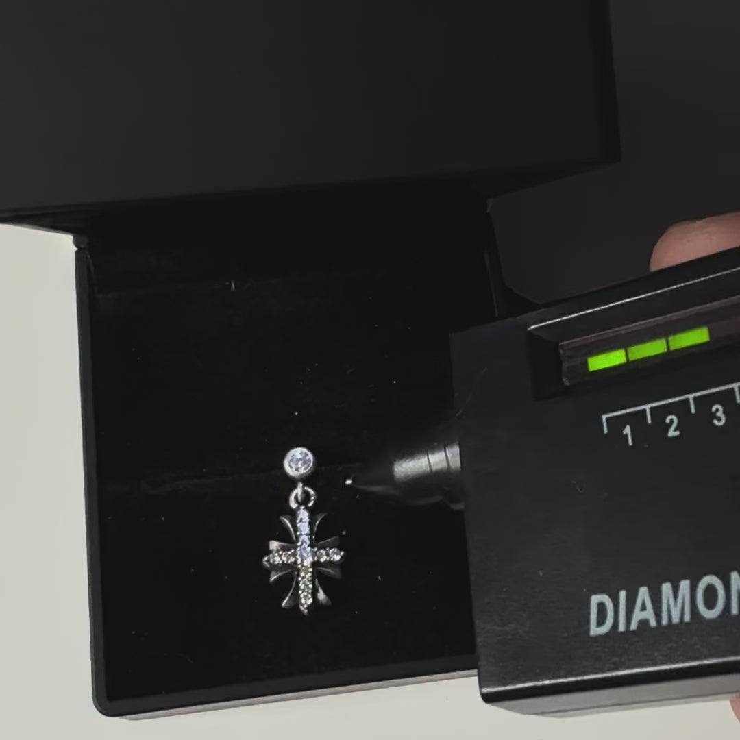 Charger la vidéo: LOST SAINT – Boucles d’oreilles Croix 10 mm en Moissanite VVS1 et Argent 925 Vieilli