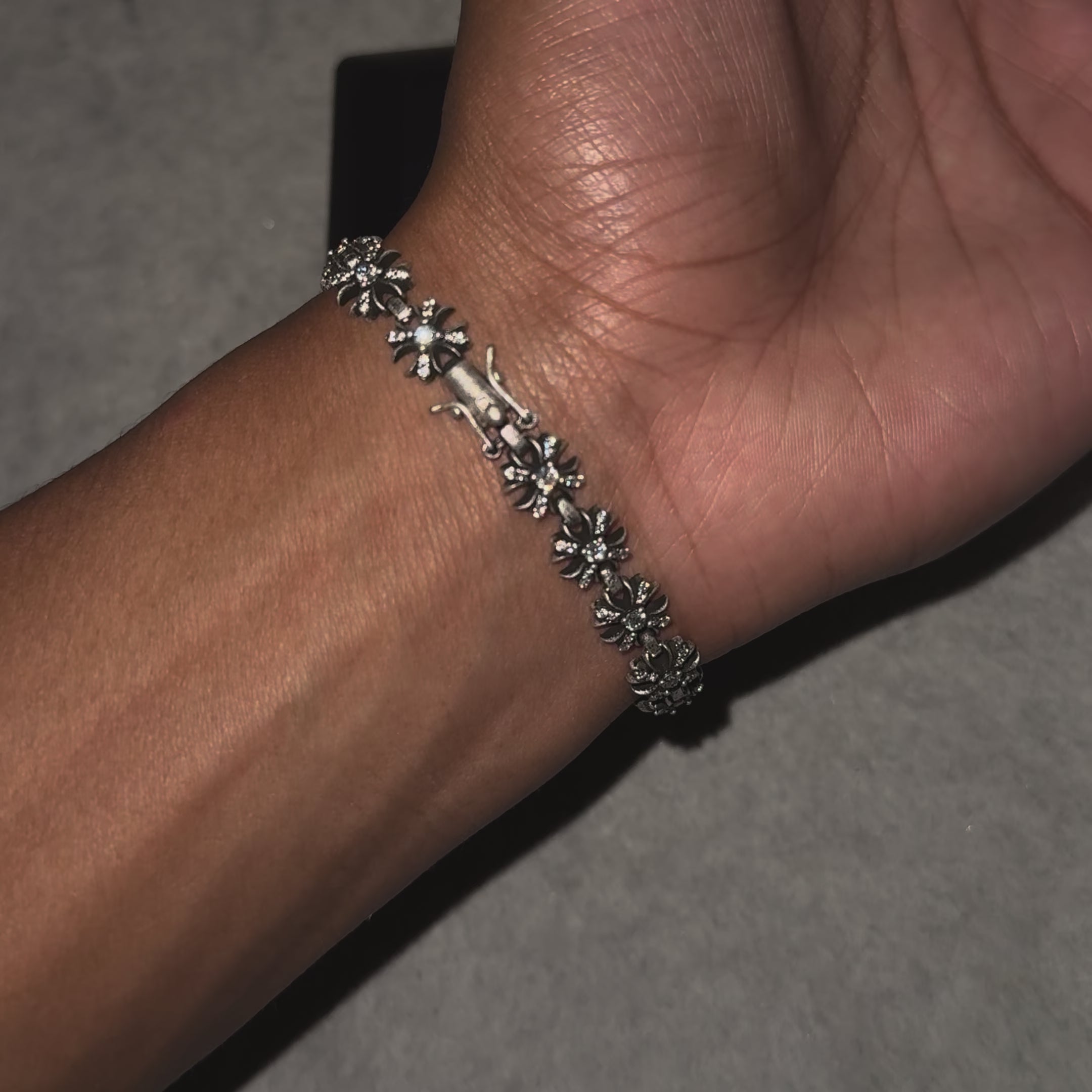 Charger la vidéo: DIVINE LINK – Bracelet Croix 20 cm en Platine Vieilli