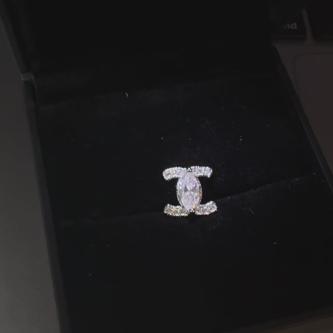 Charger la vidéo: CRYSTAL SIN – Boucles d’oreilles Double C 8 mm en Moissanite VVS1 et Argent 925