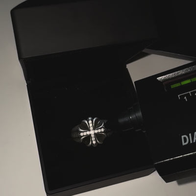 NOCTURNAL GLORY – Bague Croix en Moissanite VVS1 et Platine Vieilli